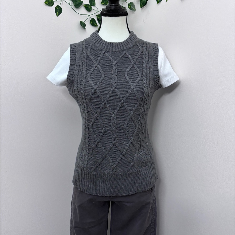 Suzy Shier Grey Cable Knit Sweater Vest size xs Classic Casual